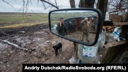 Цуцик на позиції. Дзеркало та перевернуті пляшки – це літній умивальник