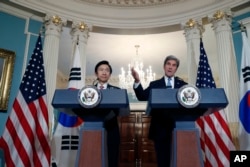 지난 19일 존 케리 미국 국무장관(오른쪽)과 윤병세 한국 외교장관과이 워싱턴에서 회담에 이어 공동기자회견을 가졌다.