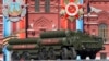 资料照：莫斯科红场阅兵胜利日阅兵彩排中亮相的S-400防空导弹系统。(2017年5月7日)