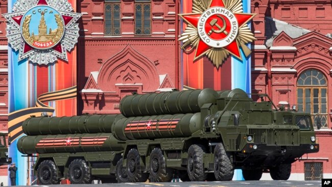 资料照：莫斯科红场阅兵胜利日阅兵彩排中亮相的S-400防空导弹系统。(2017年5月7日)
