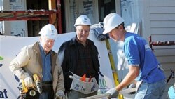 Bivši predsednik Džimi Karter i bivši potpredsednik Volter Mondejl rade sa volonterima organizacije Habitat for Humanity u Mineapolisu u Minesoti 6. oktobra 2010.