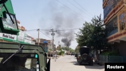 Asap hitam mengepul dari lokasi arah suara tembakan ledakan terdengar, di kota Jalalabad, Afghanistan, 28 Juli 2018.