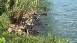 Desechos se acumulan a orillas del lago de Maracaibo, Venezuela, el 23 de octubre de, 2021. [Foto: VOA/Gustavo Ocando]