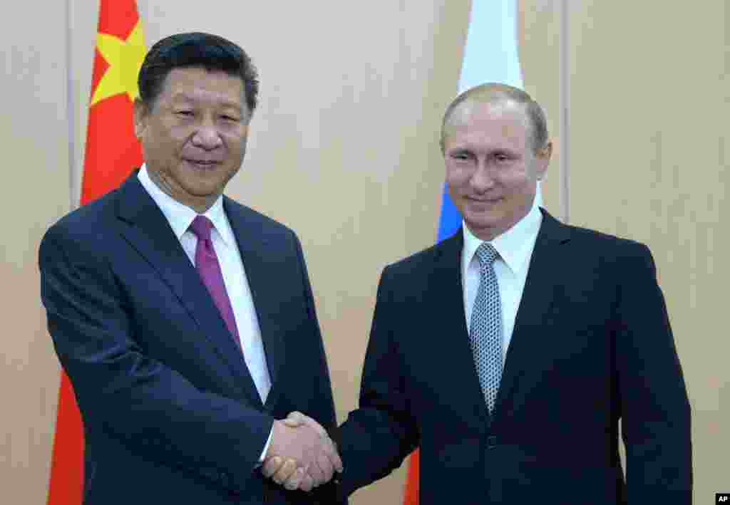 6일 브릭스 정상회의 참석차 러시아를 방문한 시진핑 중국 국가주석(왼쪽)이 블라디미르 푸틴 러시아 대통령과 양자회담을 가졌다.