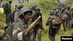 Congolese soldiers move to frontline positions as they advance against the M23 rebels in Kibumba, north of Goma October 27, 2013. REUTERS/Kenny Katombe (DEMOCRATIC REPUBLIC OF CONGO - Tags: MILITARY POLITICS CIVIL UNREST CONFLICT) - RTX14QPU