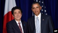 Tổng thống Hoa Kỳ Barack Obama và Thủ tướng Nhật Bản Shinzo Abe bắt tay trong một cuộc họp song phương.