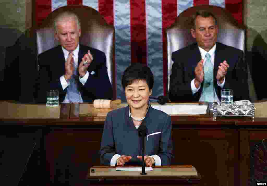 Tổng thống Park Geun-hye được Ph&oacute; tổng thống Joe Biden v&agrave; Chủ tịch Hạ viện John Boehner hoan ngh&ecirc;nh sau khi kết th&uacute;c diễn văn trước to&agrave;n thể lưỡng viện Quốc hội ở Washington, ng&agrave;y 8 th&aacute;ng 5.