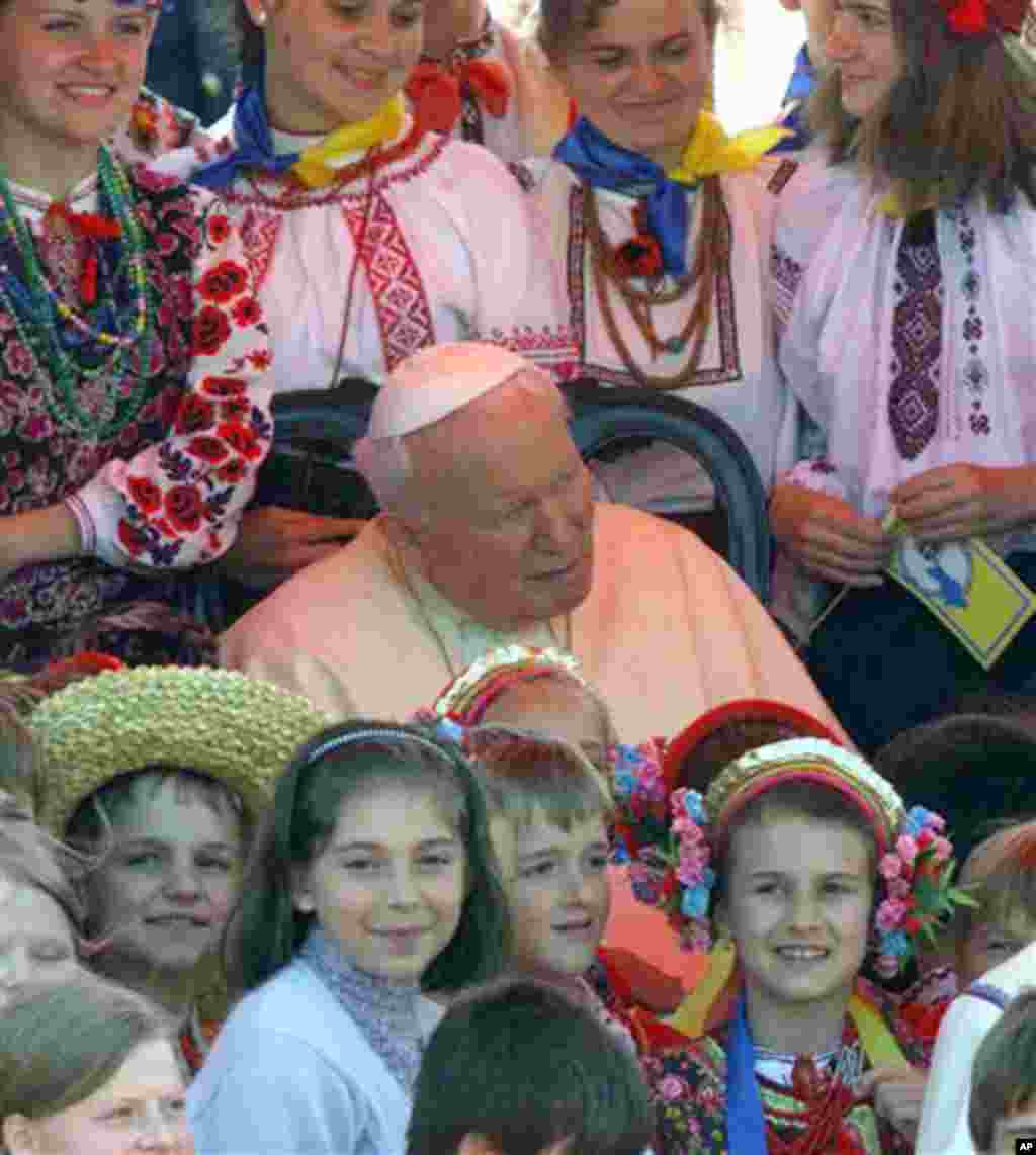 Pope John Paul II is surrounded by Ukrainian children in 2001 (AP/Efrem Lukatsky)