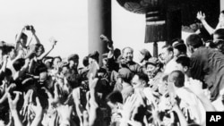 历史照片：中共主席毛泽东与来自北京等地的师生见面并挥手。(1966年8月)
