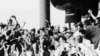 历史照片：中共主席毛泽东与来自北京等地的师生见面并挥手。(1966年8月)