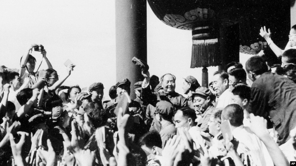 历史照片：中共主席毛泽东与来自北京等地的师生见面并挥手。(1966年8月)(photo:VOA)
