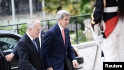 Menlu Perancis Jean-Marc Ayrault (kiri) menyambut kedatangan Menlu AS John Kerry untuk upaya menghidupkan kembali pembicaraan damai Israel-Palestina di Paris, Perancis (3/6). 