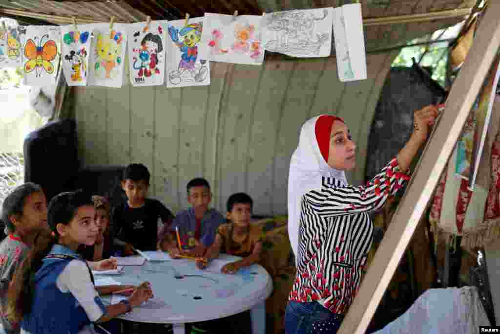 این دختر ۱۳ ساله فلسطینی به بچه&zwnj;های همسایه در نوار غزه درس می&zwnj;دهد. با شیوع کرونا مدارس تعطیل شده&zwnj;اند.&nbsp;