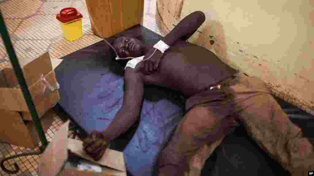 Un manifestant blessé lors des affrontements est soigné à l&#39;hôpital de Ouagadougou, Burkina Faso, 17 septembre 2015