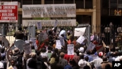 Kenyan protesters hold placards during a demonstration against food and fuel prices hikes in Nairobi, Kenya, April 19, 2011 (file photo).