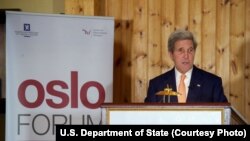 លោក John Kerry រដ្ឋ​មន្រ្តី​ការបរទេស​អាមេរិក​ថ្លែង​សុន្ទរកថា​នៅ​វេទិកា Oslo នៅ​មណ្ឌល Losby Gods នៅ​ខាង​ក្រៅ​ក្រុង​អូស្លូ ប្រទេស​ន័រវែស កាលពី​ថ្ងៃទី១៥ មិថុនា ឆ្នាំ២០១៦។