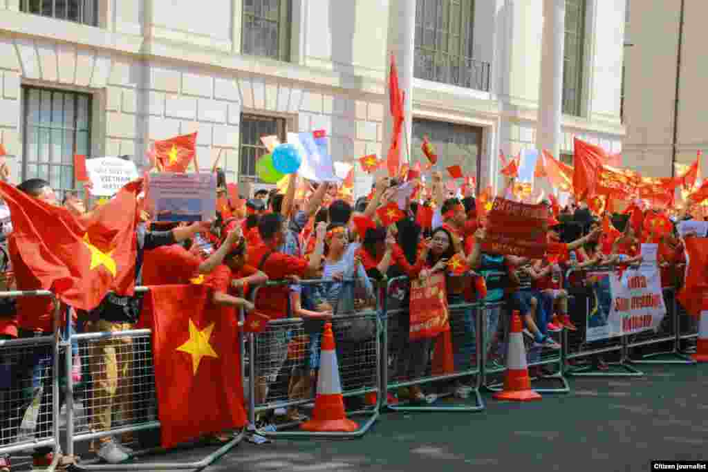 Đường phố London đỏ rực màu cờ và màu áo Việt Nam vào ngày Chủ nhật 18 tháng 5, 2014. (Ảnh do bạn đọc cung cấp)