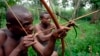 Des survivants de la communauté pygmée Bambuti dans le petit village de Mbau Mikereba, dans la forêt de l'Ituri, dans le nord-est de la République démocratique du Congo (RDC), 31 Août 2007. epa / PIERO POMPONI