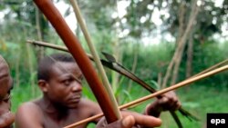 Des survivants de la communauté pygmée Bambuti dans la forêt de l'Ituri, dans le nord-est de la République démocratique du Congo (RDC), 31 août 2007. epa / PIERO POMPONI
