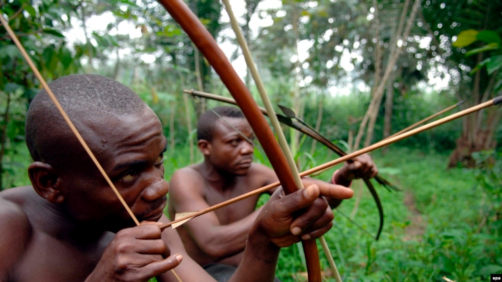 Des survivants de la communauté pygmée Bambuti dans le petit village de Mbau Mikereba, dans la forêt de l'Ituri, dans le nord-est de la République démocratique du Congo (RDC), 31 Août 2007. epa / PIERO POMPONI
