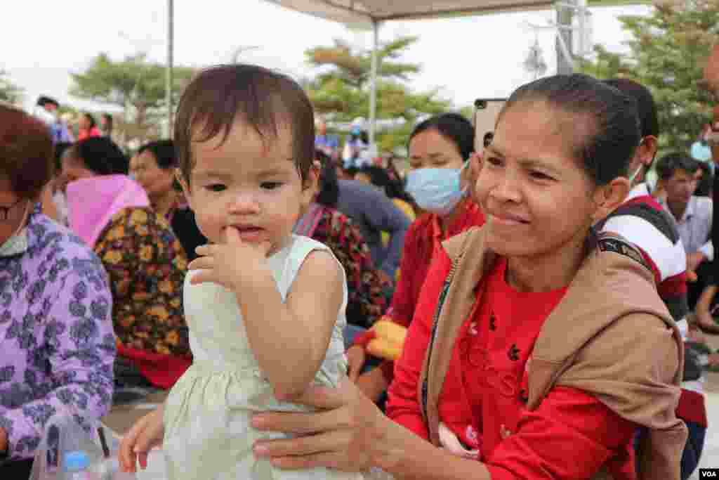 A mother and a daughter join groups of citizen, workers, and civil society representatives to celebrate the 109th International Women Rights Day at Freedom Park, in Phnom Penh, March 8, 2020. (Kann Vicheika/VOA Khmer)