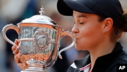 Australia's Ashleigh Barty kisses the trophy after winning her women's final match in the French Open tennis tournament against Marketa Vondrousova of the Czech Republic in two sets 6-1, 6-3, at the Roland Garros stadium in Paris, June 8, 2019.