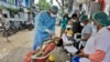အိန္ဒိယနိုင်ငံ Ahmedabad မြို့မှာ COVID 19 ရှိ၊ မရှိ စစ်ဆေးပေးနေတဲ့ ကျန်းမာရေးဝန်ထမ်းတဦး။ (စက်တင်ဘာ ၀၆၊ ၂၀၂၀)