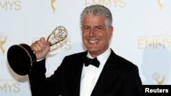  Anthony Bourdain poses backstage with the Emmy for Outstanding Informational Series "Anthony Bourdain: Parts Unknown" at the 2014 Creative Arts Emmy Awards in Los Angeles, California August 16, 2014.