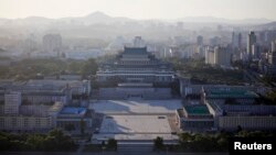 Lapangan Kim Il-sung dilihat dari Menara Juche di Pyongyang. (Foto: Dok)