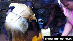 Certains habitants de Bukavu vont dans des bornes fontaines et sources d'eau pour pallier à la pénurie d’eau potable, Sud-Kivu, RDC, 17 septembre 2017. (VOA/Ernest Muhero)