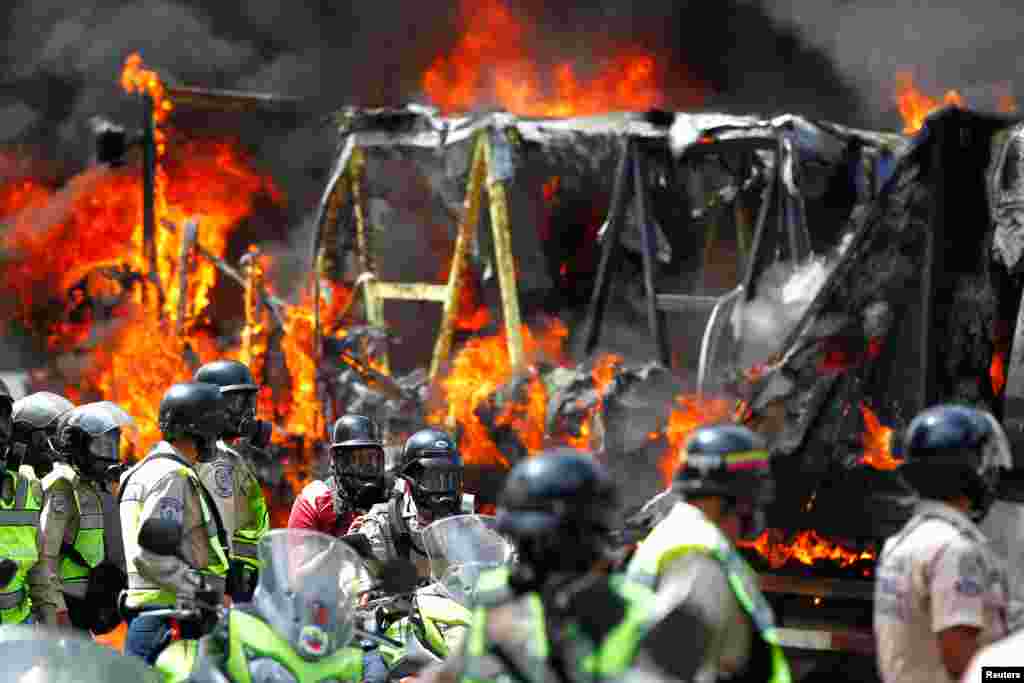 معترضان به رئیس جمهوری ونزوئلا یک کامیون را آتش زدند و نیروهای امنیتی تماشاگرند.