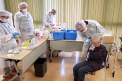 جاپان میں بڑے پیمانے پر لوگوں کرونا وائرس سے بچاؤ کی ویکسین لگائی جا رہی ہے۔