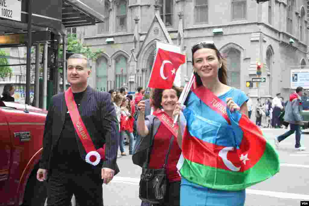 Azərbaycanın ABŞ-dakı Səfir Elin S&uuml;leymanov və Azərbaycan parlamentinin &uuml;zv&uuml; Qənirə Paşayeva Nyu-York T&uuml;rk N&uuml;mayişində