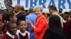 La première ministre britannique Theresa May rencontre des élèves lors d'une visite au lycée ID Mkhize à Gugulethu, au Cap, en Afrique du Sud, le 28 août 2018.