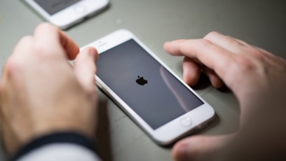 En la foto de archivo un empleado trabaja en el reacondicionamiento de teléfonos inteligentes, principalmente Iphone, en la sede de la empresa Largo, que es un subcontratista de la empresa de restauración Back Market.