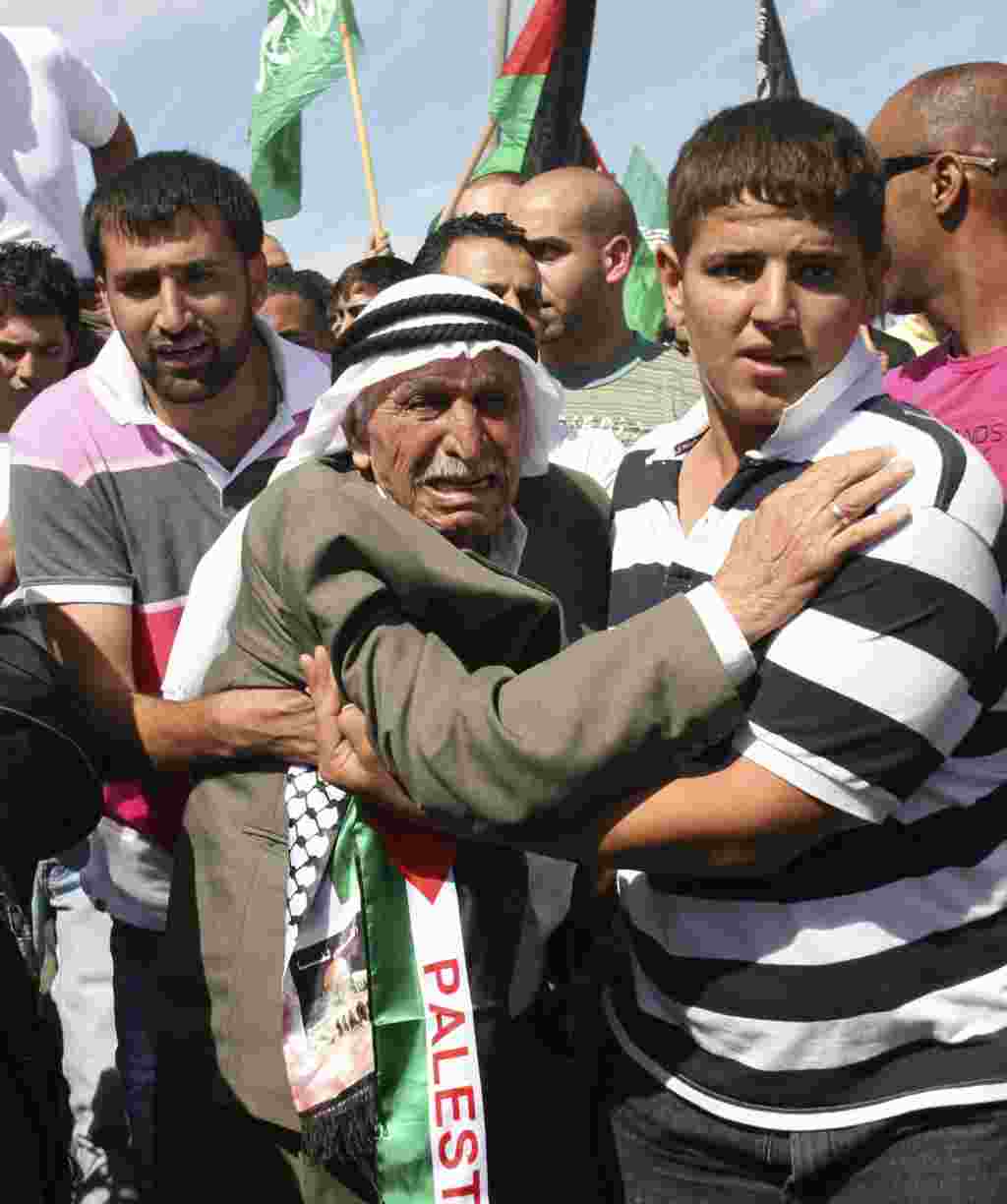 En Jerusalén, el abuelo de Khaled Muhasen se emociona al ver a su nieto liberado de prisión en Israel.