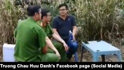 រូបឯកសារ៖ លោក Truong Chau Huu Danh អ្នកសារព័ត៌មានជនជាតិវៀតណាម ជួបជាមួយមន្ត្រីប៉ូលិស កាលពីថ្ងៃទី១៥ ខែមករា ឆ្នាំ២០១៩។