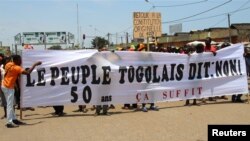 Manifestants appelant à la démission de Faure Gnassingbé à Lomé, Togo, 20 septembre 2017. D'autre manifestations ont eu lieu depuis, dont une le 27 décembre. 