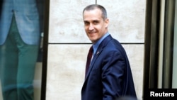 ທ່ານ Corey Lewandowski, ຫົວໜ້າ​ໂຄສະນາ​ຫາ​ສຽງ ຂອງ ທ່ານ Donald Trump, ເດີນອອກຈາກໂຮງແຮມ Four Seasons ໃນ New York City, 9 ມິຖຸນາ, 2016. 