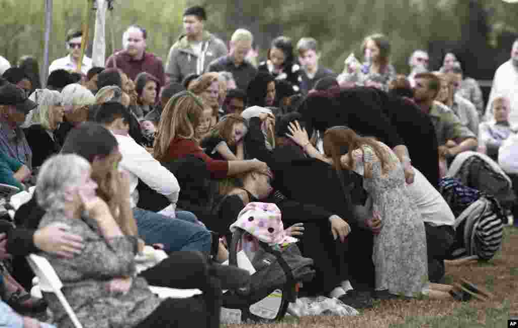 Familiares y amigos lloran durante el funeral de Dawna Ray Langford, de 43 años, y sus hijos Trevor, de 11 y Rogan, de 2, que murieron en una emboscada, en La Mora, México.