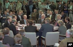 Državni sekretar Warren Christopher otvara plenarnu sesiju mirovnih pregovora u vazduhoplovnoj bazi Wright-Patterson u Daytonu, Ohio, 1. novembra 1995. AP Photo/Joe Marquette