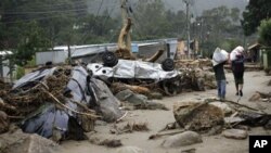 巴西居民在泥石流发生后离开家园
