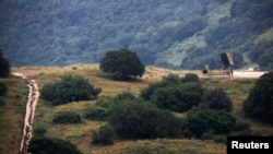 Un sistema antimisiles Iron Dome de Israel se aprecia del lado israelí de la frontera con Siria en los Altos del Golan, ocupados por Israel. Mayo 9 de 2018.