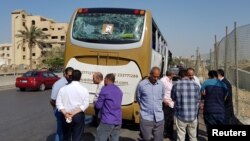 Sebuah bus mengalami kerusakan setelah terjadi ledakan dekat piramid Giza di Kairo, Mesir hari Minggu (19/5).