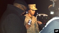 Una vocero de los infantes de marina en Quántico, Virginia, informa a los periodistas los detalles del tiroteo en el que murieron tres militares.