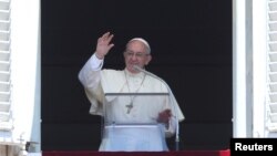 Le pape salue la foule, au Vatican, le 30 juillet 2017.