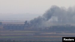 18일 터기 국경과 인접한 시리아 라스 알아인 마을에서 연기가 치솟고 있다. 