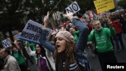 Demonstrasi warga Spanyol menentang pemangkasan anggaran di ibukota Madrid.
