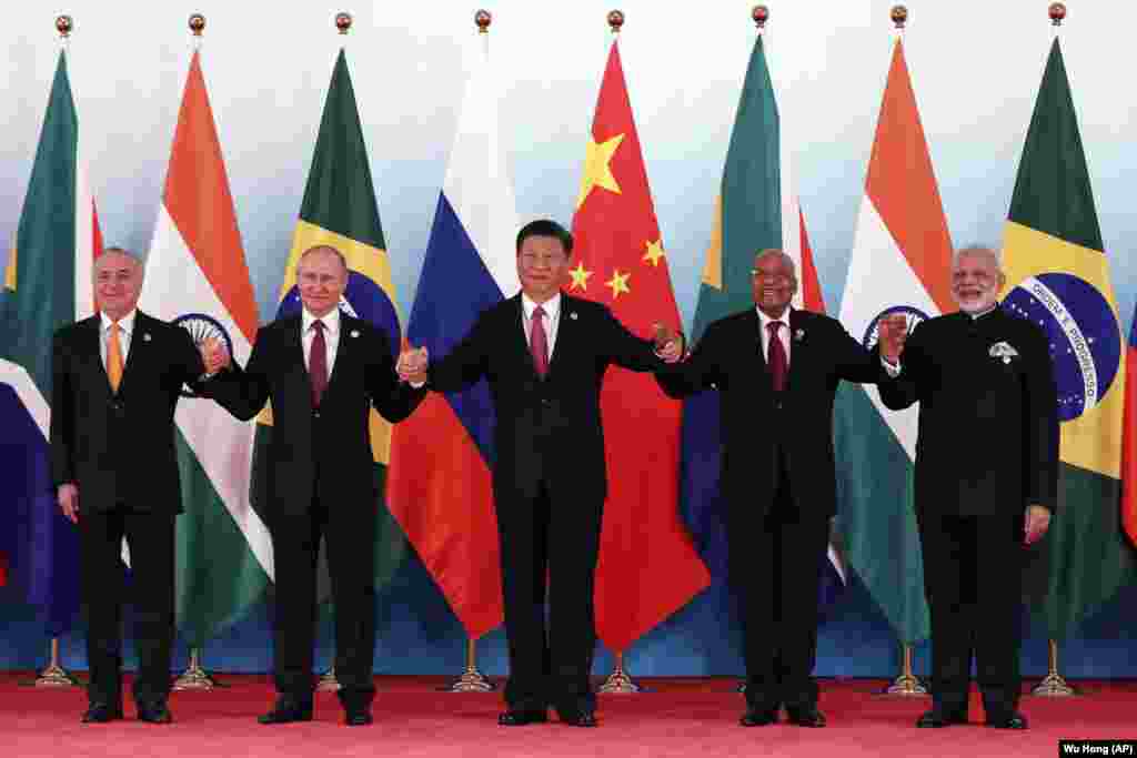 رهبران کشورهای برزیل، روسیه، چین، آفریقای جنوبی و هند که در قالب نشست بریکز (BRICS) حضور یافته اند.