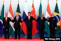 金砖集团五国领导人在厦门金砖峰会上合影，左起：巴西总统特梅尔，俄罗斯总统普京，中国国家主席习近平，南非总统祖马，印度总理莫迪（2017年9月4日）